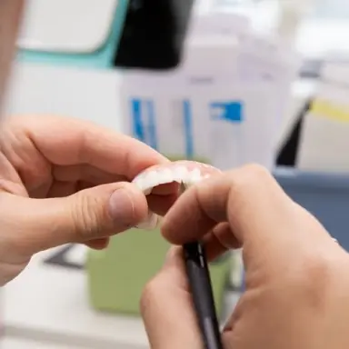 Finition d'une prothèse dentaire au laboratoire